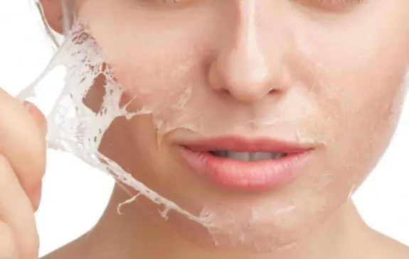 Peeling facial antiarrugas Mujer retirando mascarilla peeling facial para eliminar arrugas
