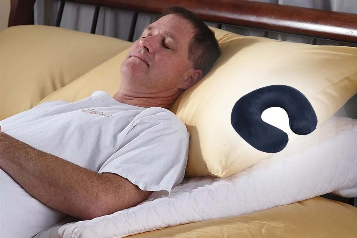 Dormir tras injerto capilar Hombre durmiendo boca arriba tras injerto capilar con almohada cervical