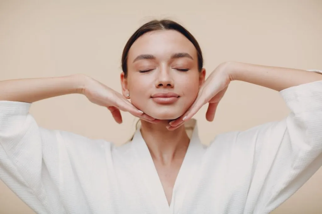 Definir mandíbula sin cirugía Mujer joven realizando masaje facial para definir la mandíbula sin cirugía