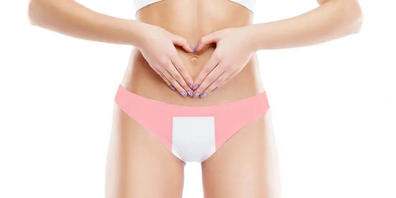Mujer con braguita rosa mostrando zona de depilación láser de ingles