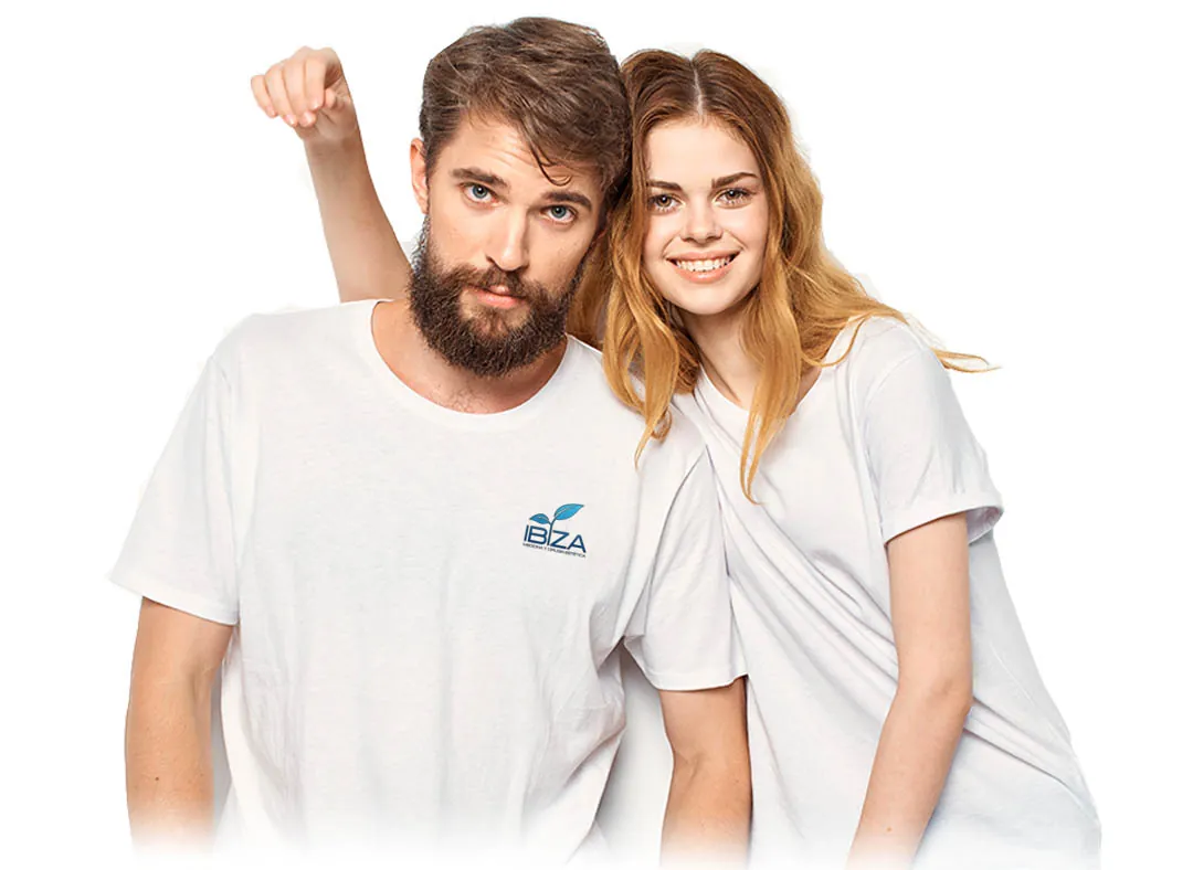 Pareja joven sonriente con piel suave tras depilación láser de mentón