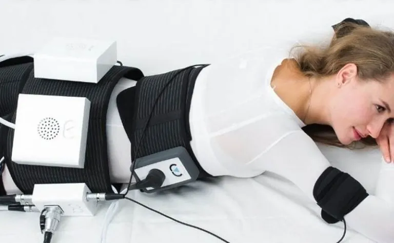 Electroestimulación para glúteos Mujer recibiendo tratamiento de electroestimulación muscular en glúteos y piernas