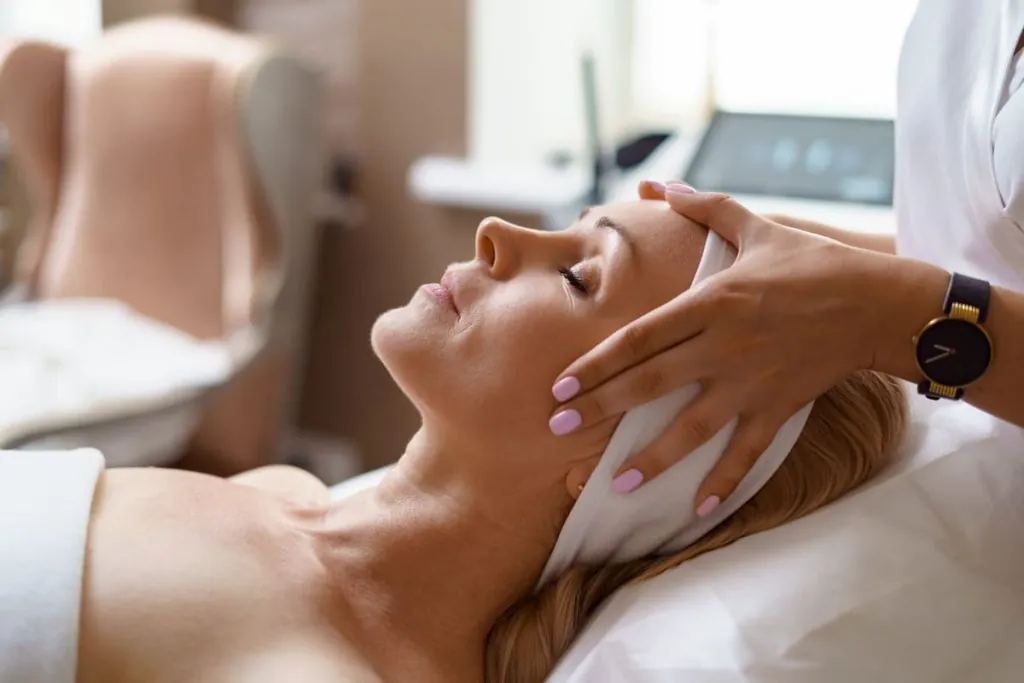 Tratamiento flacidez facial Mujer joven recibiendo tratamiento facial contra la flacidez a los 30