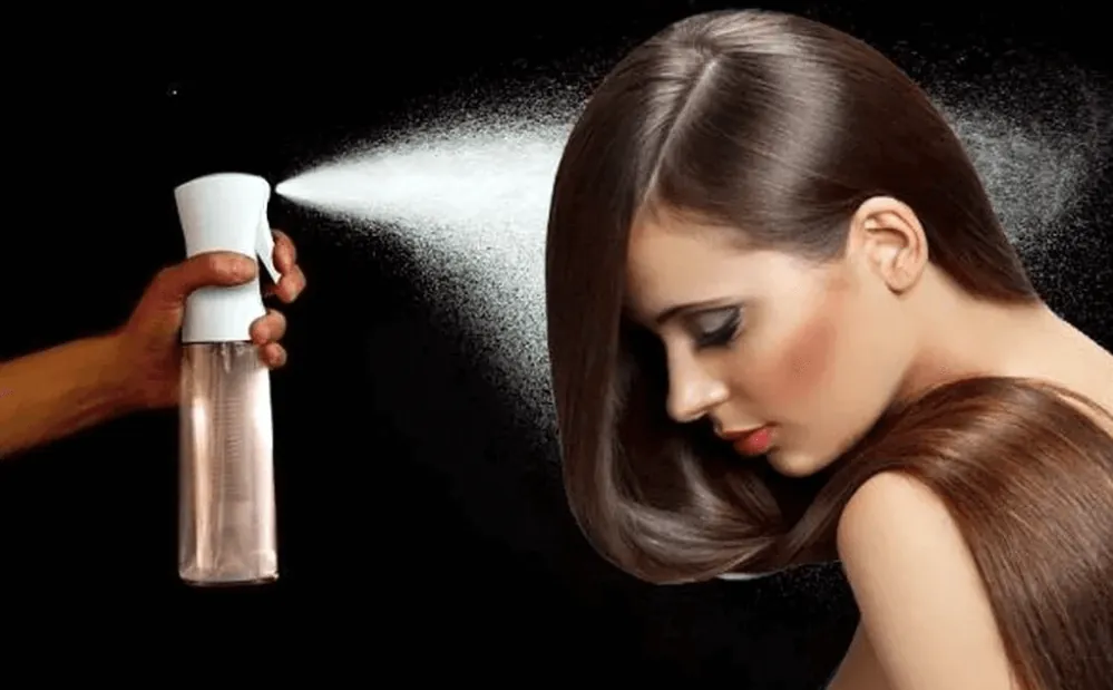 Laca mala para el pelo Aplicación de laca en spray sobre cabello largo castaño brillante de mujer