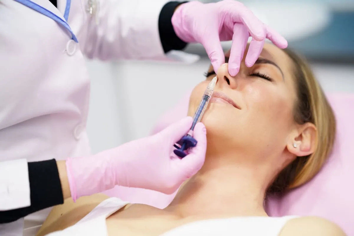 Rinomodelación con ácido hialurónico Mujer recibiendo infiltración de ácido hialurónico para elevar punta nasal
