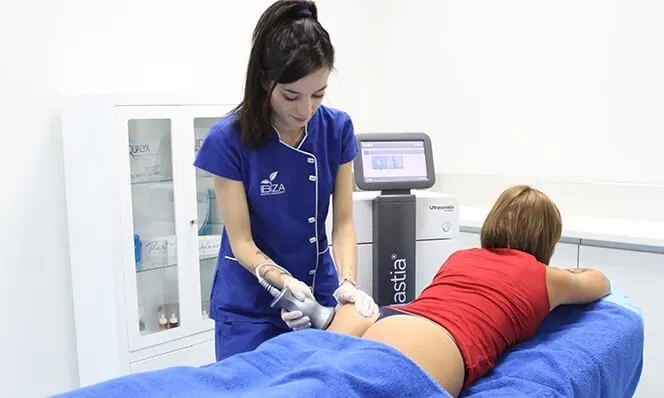 Doctora aplicando ultrasonido del protocolo Dermalyx en Clínica Ibiza Madrid