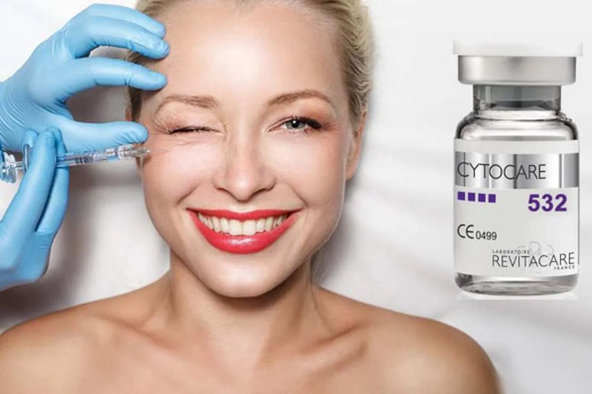 Mesoterapia facial rejuvenecedora Mujer recibiendo mesoterapia facial con vitaminas y ácido hialurónico